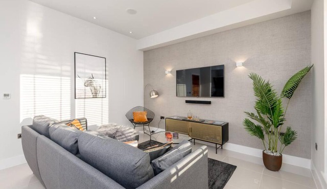 Stunning 2 bed penthouse, panoramic views & parking