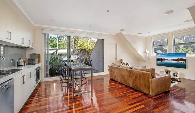 Stunning 2-Bed Unit with BBQ Patio near Dining