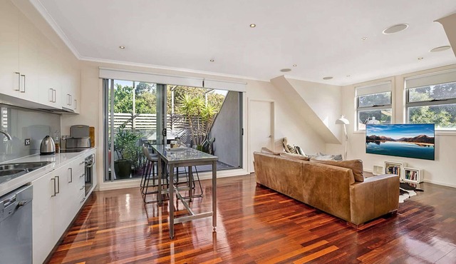 Stunning 2-Bed Unit with BBQ Patio near Dining