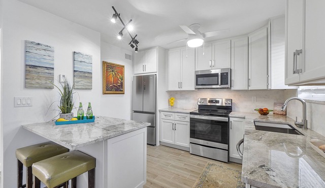 Stunning 2 Bedroom/2 Bath!