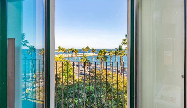 Stunning 2-Bedroom Apartment with Sea View in Barceloneta