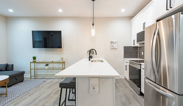 Stunning 2-Bedroom Apartment near Metro