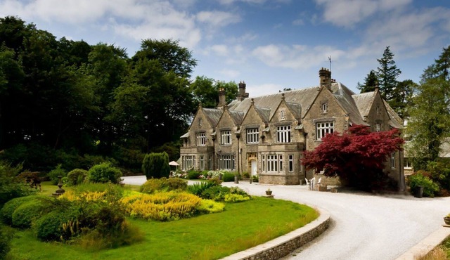 Stunning 2 bedroom apartment set in large Victorian house