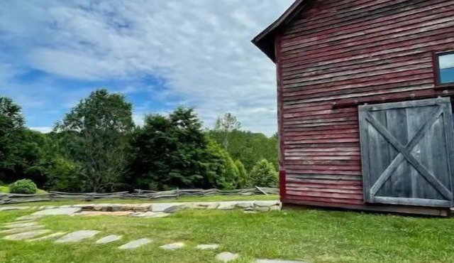 Stunning 2-bedroom Bank Barn with Indoor Fireplace