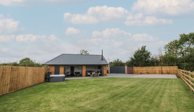 Stunning 2 Bedroom Barn with Hot Tub