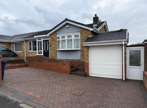Stunning 2 Bedroom Bungalow - Free Parking - Convenient Location