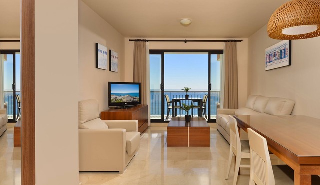 Stunning 2 bedrooms apartment front sea view