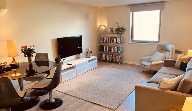 Stunning 2 bedroom Fulham Chelsea Border Flat WiFi apartment near river!