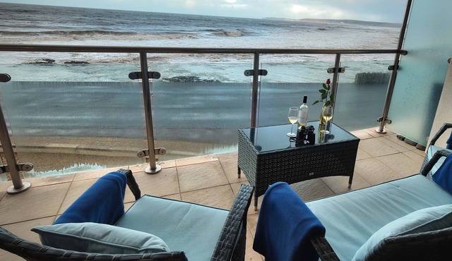 Stunning 2 bedroom apartment on the sea front