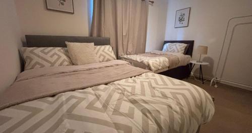 Stunning 2 Bedroom House - Free Parking and Wi-Fi