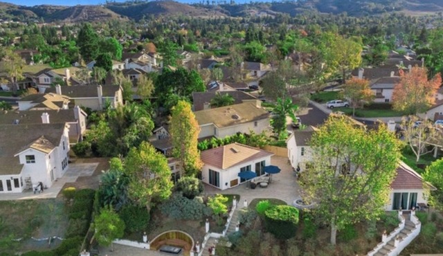 Stunning 2-bedroom house w/fitness room, outdoor kitchen WiFi in Moorpark