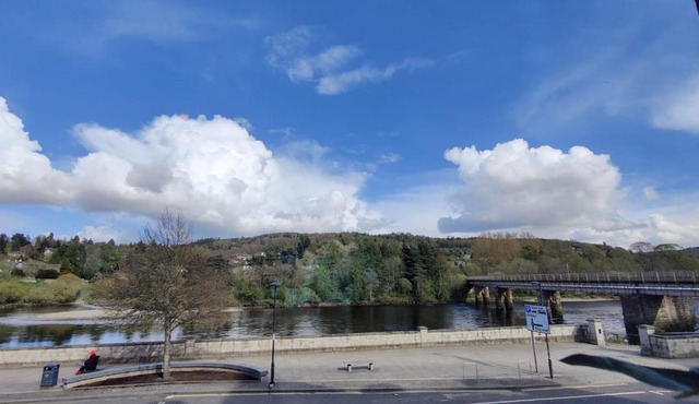 Stunning 2 Bedroom River View Apartment