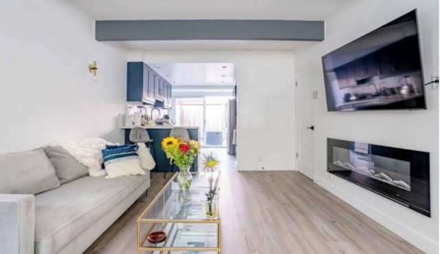 Stunning 2 bedroom townhouse w/pool + jacuzzi! 5 mins from beach!