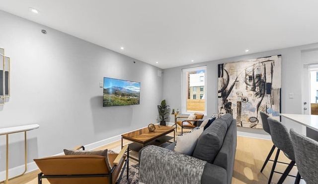 Stunning 2 beds, 2 baths, AAA location, rooftop