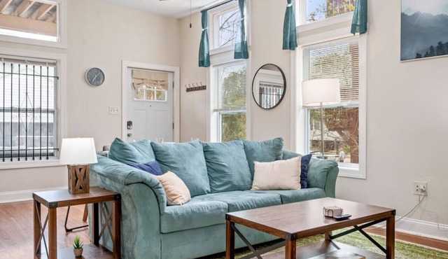 Stunning 2 BR King Bed Suite ~ Steps from Walnut