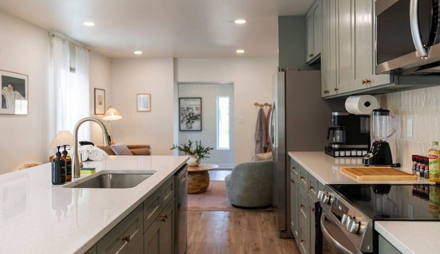 Stunning 2 BR - Parking and Walk to Park