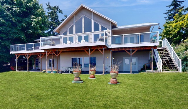 Stunning 2 level waterfront home with firepit, WiFi, views, and pool table