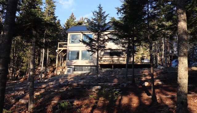 Stunning 2-story cabin retreat with AC on a tranquil ocean bay