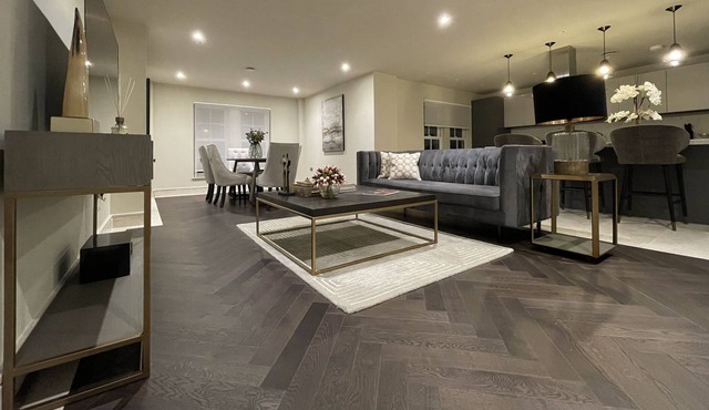 Stunning 2BA, 2BR, Apt, Desirable Chigwell