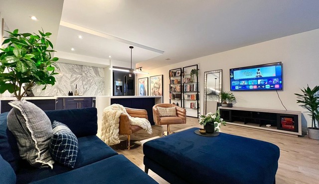 Stunning 2BD Condo in Downtown Toronto