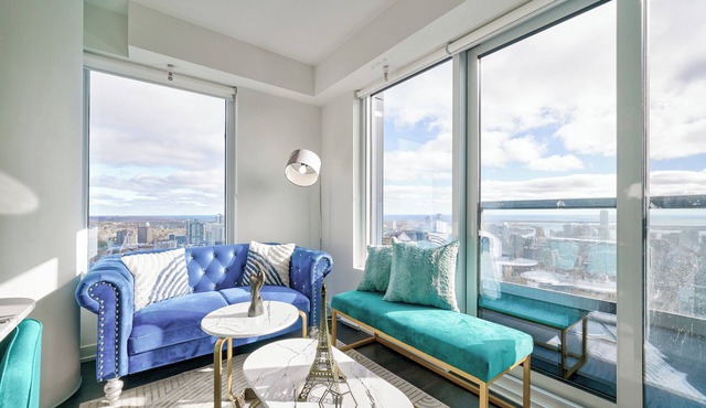 Stunning 2Bed2Bath Suite with Lake and CN Tower View in Downtown Toronto