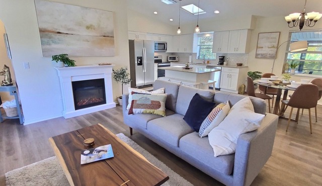 Stunning 2Br/2Ba Pool Home Near Beaches