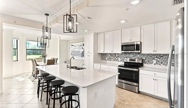 Stunning 2BR/2BA Unit overlooking the scenic Lakewood National Golf Course