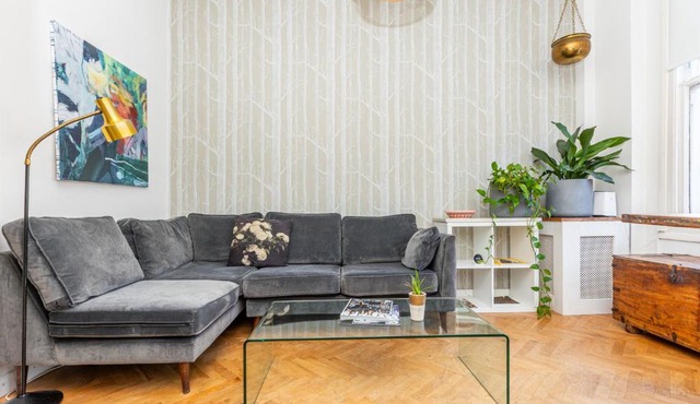 Stunning 2BR Apt wPatio in Dalston, 2 min to Tube