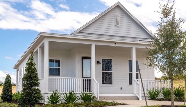 Stunning 2BR House on a Lakeside Estate!