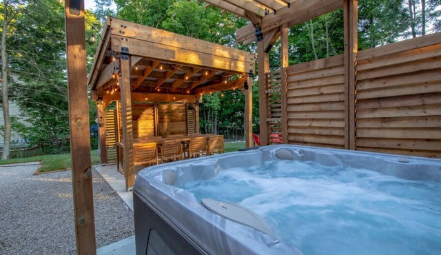 Stunning 3 Bdrm Home W/Hot Tub, Sauna, Gym!
