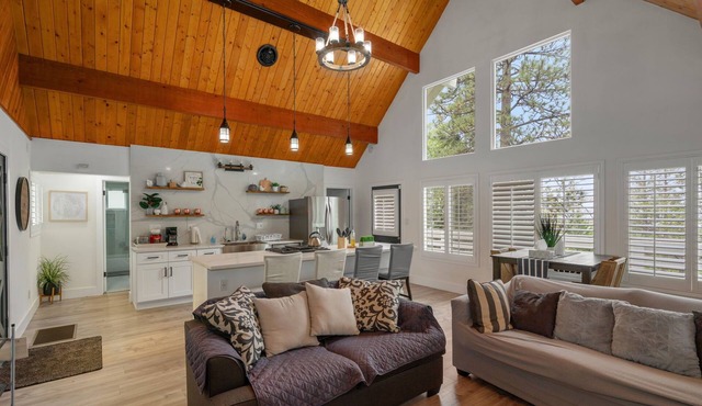 Stunning 3 bdrm/2 Bath Chalet, High Celings, Chef’s Kitchen, Fire-pit, Quiet