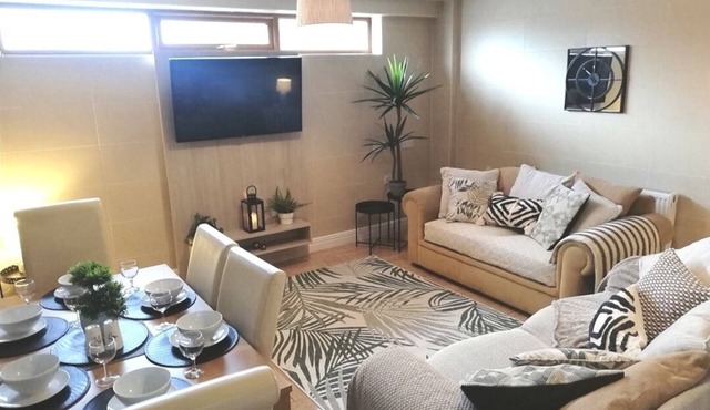 Stunning 3 Bed, 2 Bath Apartment, Sleeps 8 in Liverpool