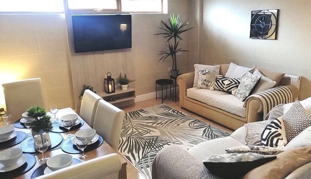 Stunning 3 bed, 2 bath apartment near transport links and local amenities