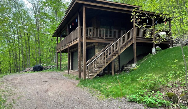 Stunning 3 bed/2bath Cottage with lake frontage. Winter ski in/out Whitecap Mtn