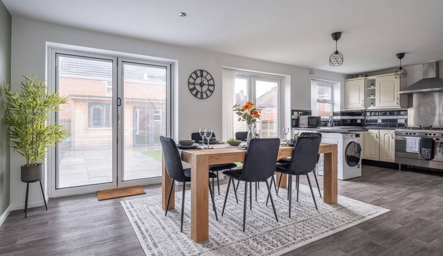 Stunning 3 bed 3 bath detached house l Pool Table l Private Parking l Fast WiFi