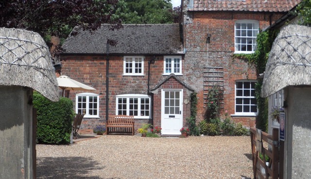 Stunning 3 bed/3 bath cottage nr Stonehenge & Bath, Sleeps 6. Walled garden