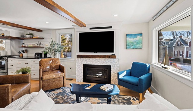 Stunning 3-Bed Cottage, Exposed Beams, Shiplap, Gas Fireplace, Fire Pit, Porch