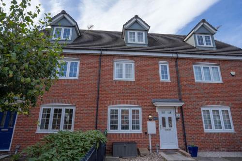 Stunning 3 bed House - Nr Kings Mill Hospital - 2 Parking Spaces, Wifi & Garden