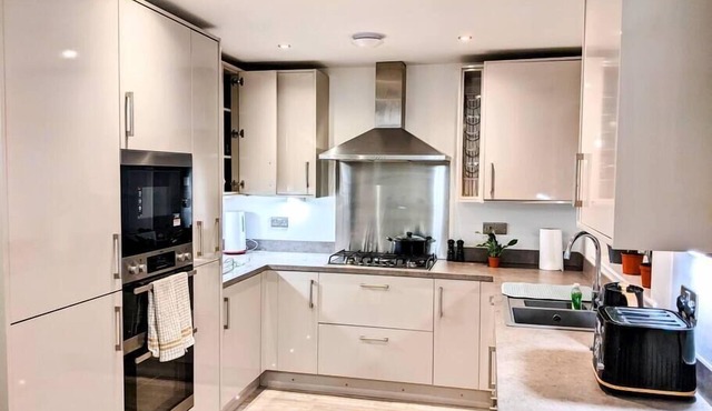 Stunning 3 Bed Home Private Drive close to Teesside Airport