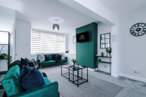 Stunning 3-Bed home in Manchester by 53 Degrees Property, Ideal for Contractor Groups & Long-term Business, FREE Parking - Sleeps 7!