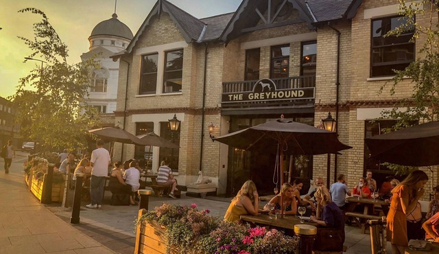 Stunning 3 Bed London Apartment & Garden. 1 Min to Train Station & Free Parking