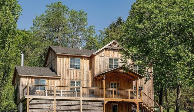 Stunning 3-bedroom farmhouse in lovely Margaretville close to skiing & hiking