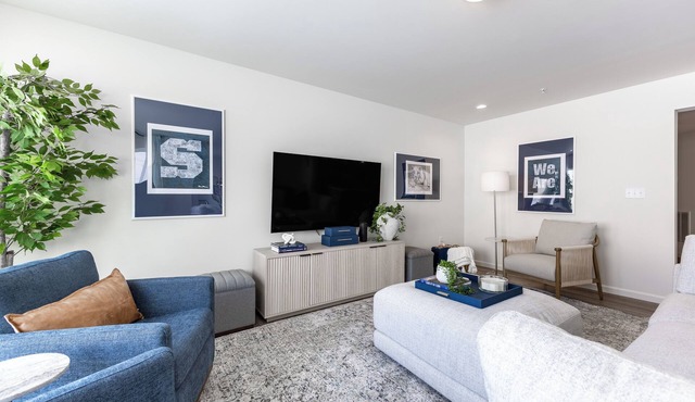 Stunning 3-bedroom townhome 3.5 miles from Beaver Stadium