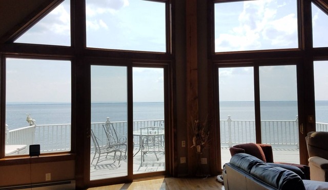 Stunning 3 bedroom 1.5 bath lakefront getaway on beautiful Oneida Lake