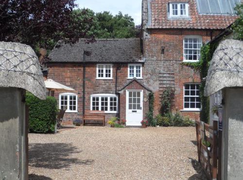 Stunning 3 bedroom 3 bath self catering cottage nr Stonehenge, Longleat, Avebury and Bath