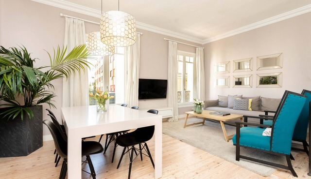 Stunning 3 bedroom apartment next to the Retreat
