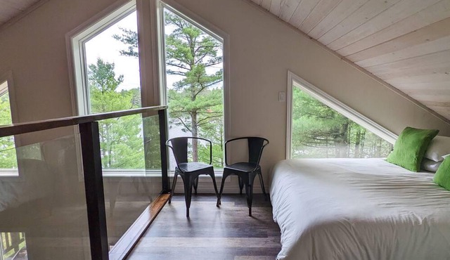 Stunning 3 bedroom waterfront chalet + open loft