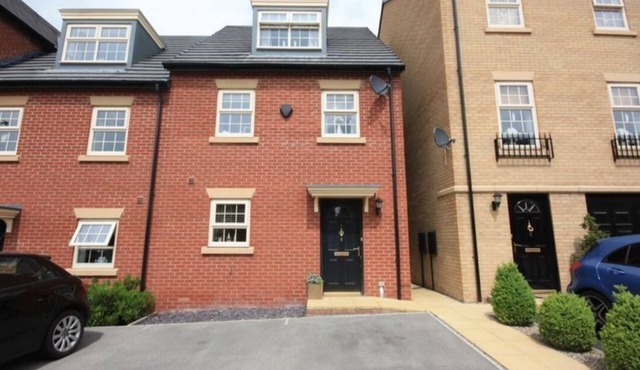Stunning 3 bedroom home with free parking and wifi