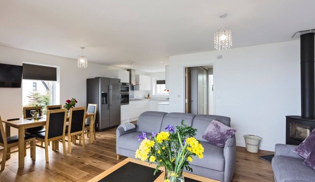 Stunning 3 bedroom house in St Ives, sleeps 6, with Seaviews, parking & wifi