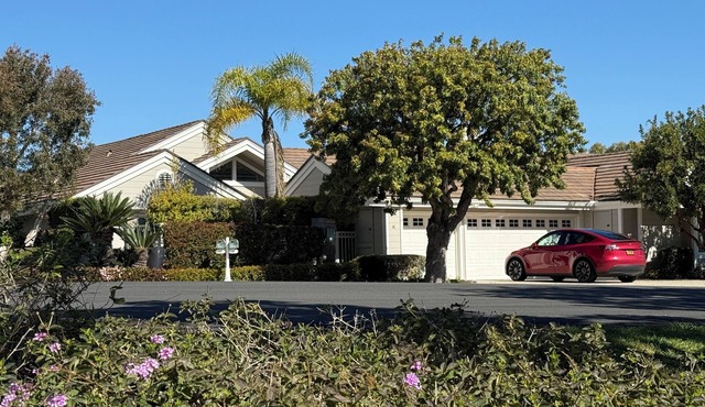 Stunning 3-bedroom house in delightful Irvine w panoramic views & modern decor.